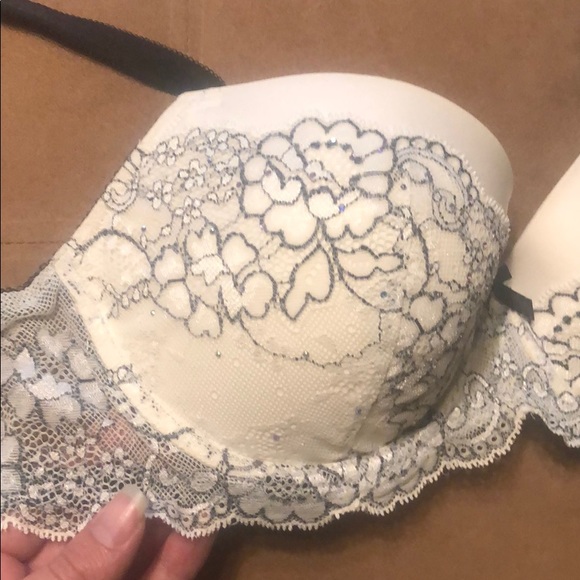 32 DD Victoria’s Secret Lace Demi Bra - Picture 2 of 3